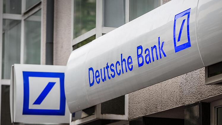 Kunden der Deustchen Bank k&ouml;nnen bald mit ihrem Smartphone an Kassen bezahlen. Symbolbild: dpa/Frank Rumpenhorst