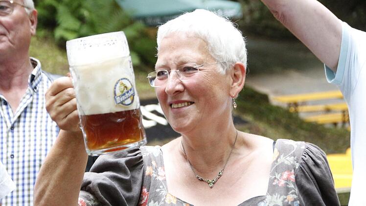 Rose Stark trinkt auf's Kirschenfest.