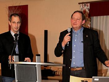 Arnulf Koy (r.) begrüßt den Referenten Bernhard Hauser. Foto: Franz Galster