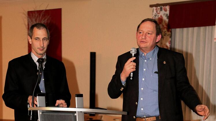 Arnulf Koy (r.) begrüßt den Referenten Bernhard Hauser. Foto: Franz Galster