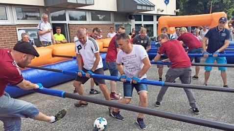 Beim Turnier mit dem Menschenkicker Foto: Mathias Erlwein