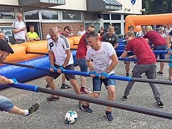 Beim Turnier mit dem Menschenkicker Foto: Mathias Erlwein