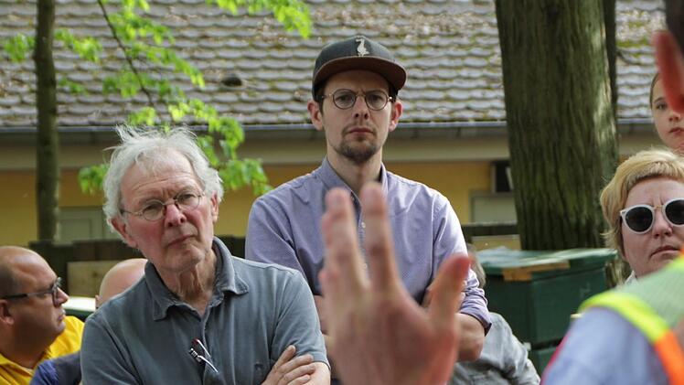 Entla's-Wirte Friedrich Engelhardt und Vincenz Schiller hatten ein Gegengutachtung zu der Standsicherheit der Bäume auf dem Bergkirchweihgelände in Auftrag gegeben.  Dieses liegt vor und kommt zu einem anderen Ergebnis als das der Stadt. Foto: Christian Bauriedel