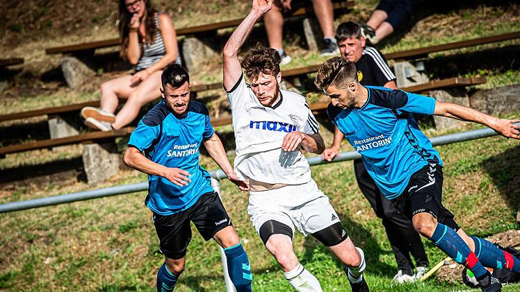 Michael Fuchs gegen zwei Tirschenreuther. Foto: Alexander Muck