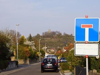 Seit dem Frühjahr ist die Balthasar-Neumann-Straße in Eltmann nicht durchgängig befahrbar, weil sich im Bereich einer Baustelle die Fahrbahn gesetzt hat. Jetzt sei absehbar, dass die Fahrbahn erneuert und dann wieder freigegeben werden kann, erklärte Bürgermeister Michael Ziegler im Eltmanner Stadtrat. Foto: Sabine Weinbeer