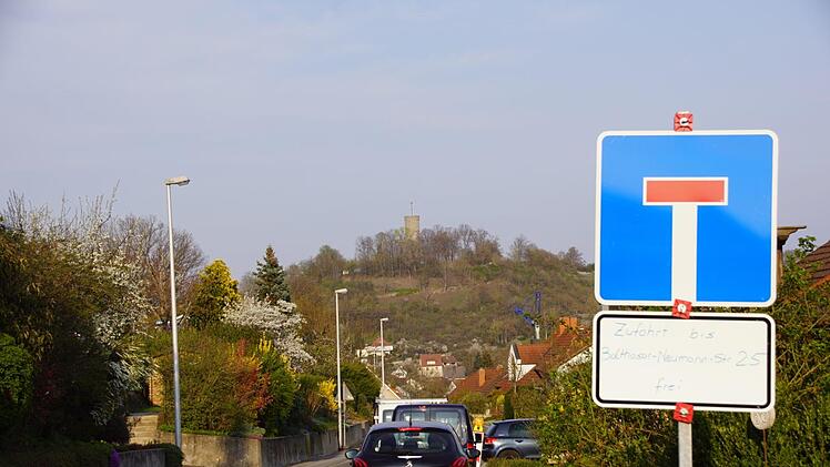 Seit dem Frühjahr ist die Balthasar-Neumann-Straße in Eltmann nicht durchgängig befahrbar, weil sich im Bereich einer Baustelle die Fahrbahn gesetzt hat. Jetzt sei absehbar, dass die Fahrbahn erneuert und dann wieder freigegeben werden kann, erklärte Bürgermeister Michael Ziegler im Eltmanner Stadtrat. Foto: Sabine Weinbeer