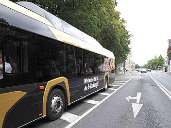 Wegen Flaschenwurf aus dem Bus musste Autofahrer Gefahrenbremsung machen
