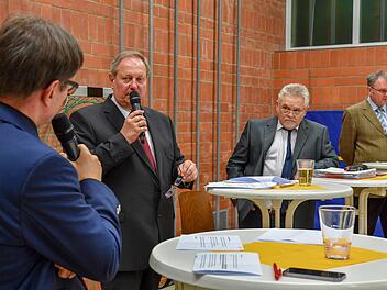 Die drei Untersteinacher Bürgermeisterkandidaten Volker Schmiechen, Helmut Bergmann und Harald Kleiber (von links) im Gespräch mit BR-Redaktionsleiter Alexander Müller.Foto: Ronald Rinklef