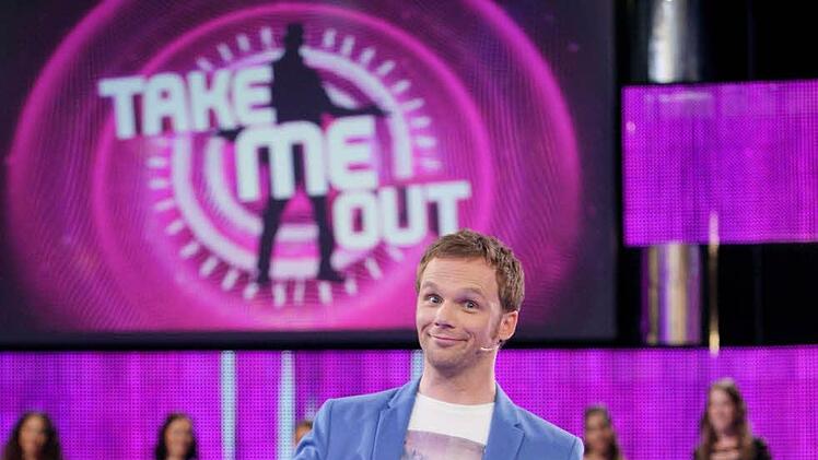 Jetzt wird wieder geflirtet und gedatet, was das Zeug hält. Moderator und Comedian Ralf Schmitz begrüßt 30 attraktive Single-Damen, die in mehreren Runden ihren potenziellen Traumprinzen suchen. FOTO (c) RTL/ Frank Hempel