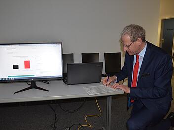 Feierlicher Moment: German Hacker nimmt die Wahl zum Bürgermeister an und füllt das Formular aus.  Foto: Bernhard Panzer