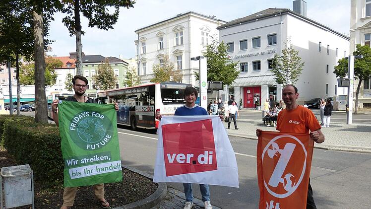 Luca Rosenheimer (Fridays for Future), Dirk Schneider (Verdi) und Stephan Kettner (Attac) ziehen an einem Strang.  Foto: Julian Megerle