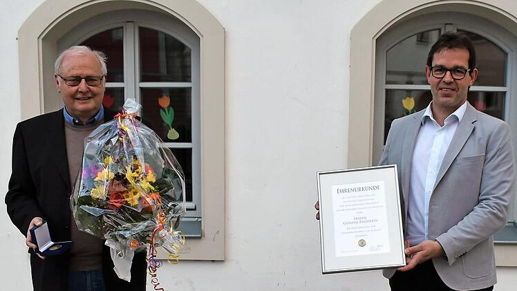 Günter Friedlein (links) und Bürgermeister Jürgen Gäbelein