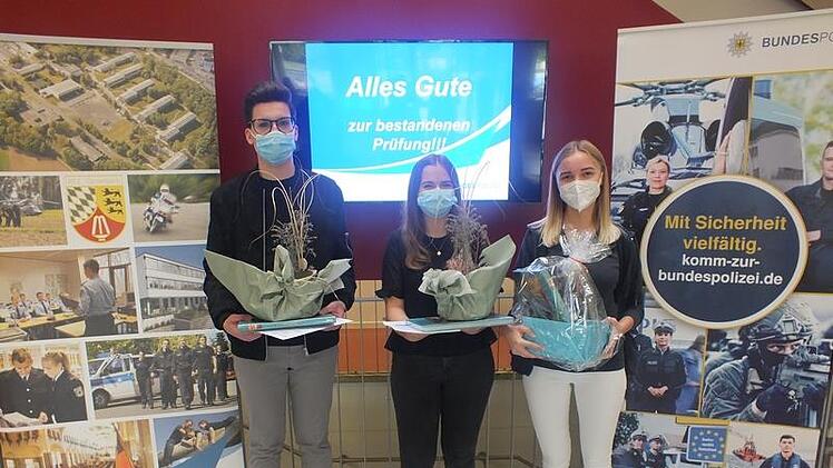 Dennis Werner, Helena Gessner und Victoria Emmert haben bei der Bundespolizei ihre Ausbildung zu Verwaltungsfachangestellten beziehungsweise zur medizinischen Fachangestellten abgeschlossen.