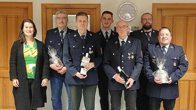 Ehrungen standen bei der FFW Burggaillenreuth an (v. l.): Bürgermeisterin Christiane Meyer, Johannes Götz, Michael Backer, Zweiter Kommandant Christoph Hübner, Manfred Worofsky, Kommandant Marcel Dötzer und Vorsitzender Martin Müller.