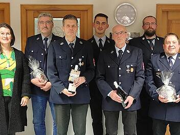 Ehrungen standen bei der FFW Burggaillenreuth an (v. l.): Bürgermeisterin Christiane Meyer, Johannes Götz, Michael Backer, Zweiter Kommandant Christoph Hübner, Manfred Worofsky, Kommandant Marcel Dötzer und Vorsitzender Martin Müller.