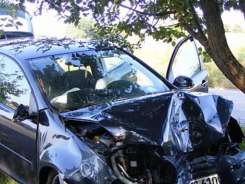 Erst am zweiten Baum blieb der Golf hängen, der zwischen Röttenbach und Hemhofen von der Fahrbahn abgekommen war.  Foto: Mona Lisa Eigenfeld