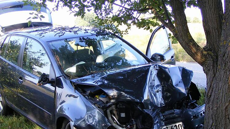 Erst am zweiten Baum blieb der Golf hängen, der zwischen Röttenbach und Hemhofen von der Fahrbahn abgekommen war.  Foto: Mona Lisa Eigenfeld