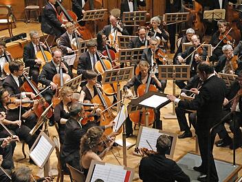 Seit Jahren ist der Max-Littmann-Saal im Regentenbau in Bad Kissingen ein beliebter Aufführungsort für das Bayerische Ärzteorchester unter der Leitung von Reinhard Steinberg. Auch dieses Mal begeisterte das Ensemble sein Publikum. Fotos: Peter Klopf
