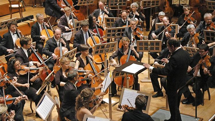 Seit Jahren ist der Max-Littmann-Saal im Regentenbau in Bad Kissingen ein beliebter Aufführungsort für das Bayerische Ärzteorchester unter der Leitung von Reinhard Steinberg. Auch dieses Mal begeisterte das Ensemble sein Publikum. Fotos: Peter Klopf