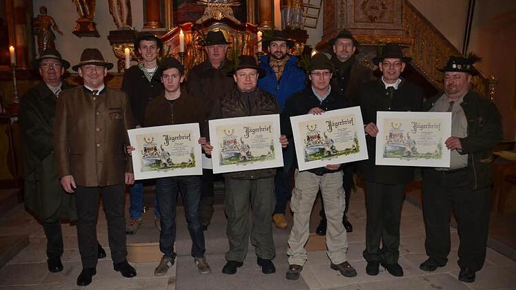 Der Jägerbrief wurde an sieben Jungjäger verliehen. Von links Alexander Lücker (Ehrenmitglied BJV-Kreisgruppe Kronach), Bernhard Schmitt (Kreisvorsitzender BJV-Kreisgruppe Kronach), Christian Ebert, Philipp Bayer, Wolfgang Mäusbacher, Jörg Weiß, Jan Rauh, Michael Schmitt, Eckard Schneider (Zweiter Vorsitzender BJV-Kreisgruppe Kronach), Leander Scherbel und Bernd Laaß (Leiter der Jägerschule Kronach)Fotos: K.-H. Hofmann