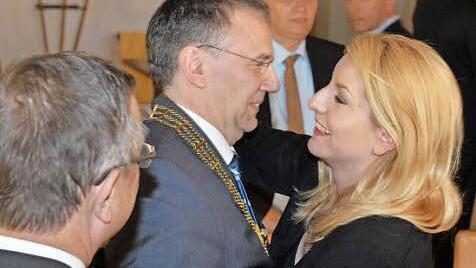 Thomas Nowak (SPD) wird hier gerade von Fraktionskollegin Franziska Bartl geherzt, während Jürgen Heeb (WPC) sich noch hinten anstellen muss. Fotos: Ronald Rinklef/Oliver Schmidt