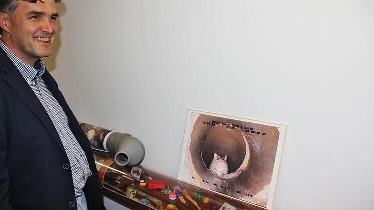 Es scheint, als grinsten Bürgermeister Harald Pascher und die Ratte in einem Rohr der Abwasseranlage um die Wette. Unten am Bildrand Utensilien, die für Störungen in der Anlage sorgen können. Foto: Helmut Will