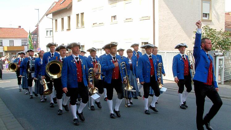 Der Schützenverein Sand zeigte sich im Festzelt in Tracht. Blumenschmuck gehört traditionell dazu.