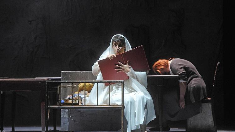"Der Welt abhanden gekommen". Die szenische Collage mit Musik von Gustav Mahler und Claude Vivier erlebte ihre Uraufführung am Landestheater Coburg.Foto. Andrea Kremper