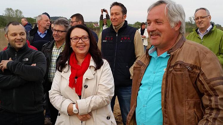 Regina Wohlpart bei einer Ortsbegehung vor einer geminsamen Gemeinderatssitzung der Gremien Viereth-Trunstadt und Oberhaid.