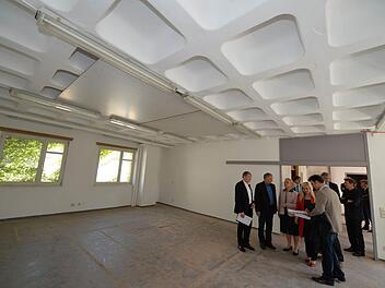 Staatsministerin Melanie Huml ließ sich gestern zeigen, wie die früheren Produktionsräume der Firma Rupp und Hubrach am Zwinger für das Denkmalkompetenzzentrum umgenutzt werden sollen. Foto: Ronald Rinklef