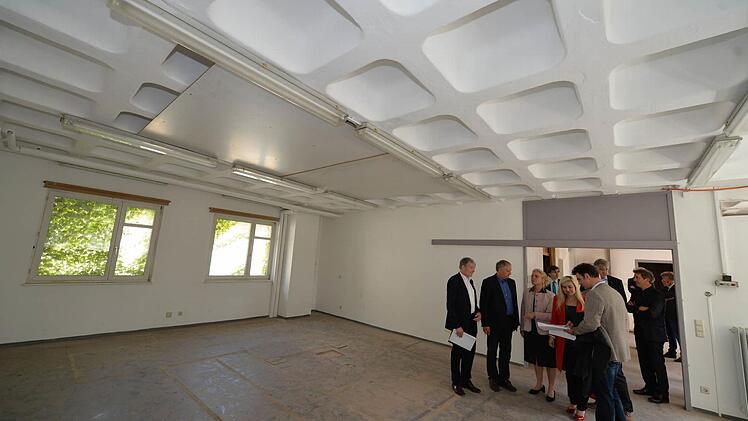 Staatsministerin Melanie Huml ließ sich gestern zeigen, wie die früheren Produktionsräume der Firma Rupp und Hubrach am Zwinger für das Denkmalkompetenzzentrum umgenutzt werden sollen. Foto: Ronald Rinklef