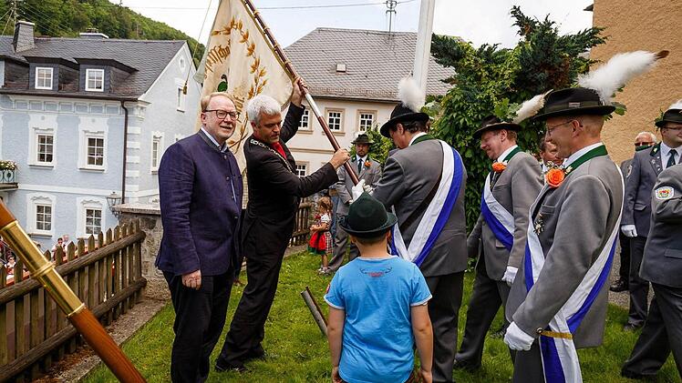 Übergabe der Traditionsfahnen durch Bürgermeister Timo Ehrhardt.