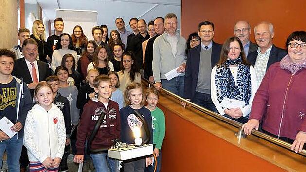 Die Gewinner des Wettbewerbes "Klimafreundliche Schulausfl&uuml;ge" mit den Rektoren und Schulleitern sowie Landrat Klaus Peter S&ouml;llner (links) und Klimamanagerin Ingrid Flieger (rechts) Foto: Werner Rei&szlig;aus