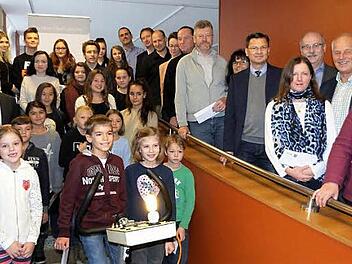 Die Gewinner des Wettbewerbes "Klimafreundliche Schulausflüge" mit den Rektoren und Schulleitern sowie Landrat Klaus Peter Söllner (links) und Klimamanagerin Ingrid Flieger (rechts) Foto: Werner Reißaus