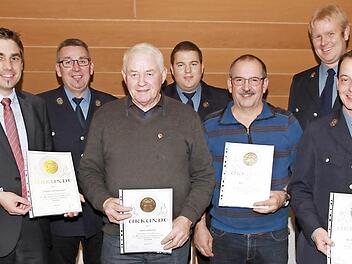 Bürgermeister Torsten Gunselmann, Vorsitzender Reinhold Ruschig, Hans Stillerich, Kommandant Patrick Arold, Bernhard Roppelt, Zweiter Vorsitzender Heiko Hippacher, Adjudant Michael Holzmann  Foto: Mathias Erlwein