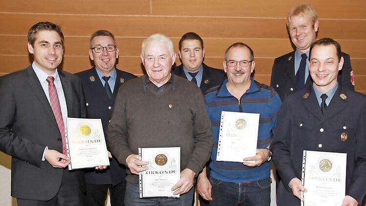 Bürgermeister Torsten Gunselmann, Vorsitzender Reinhold Ruschig, Hans Stillerich, Kommandant Patrick Arold, Bernhard Roppelt, Zweiter Vorsitzender Heiko Hippacher, Adjudant Michael Holzmann  Foto: Mathias Erlwein