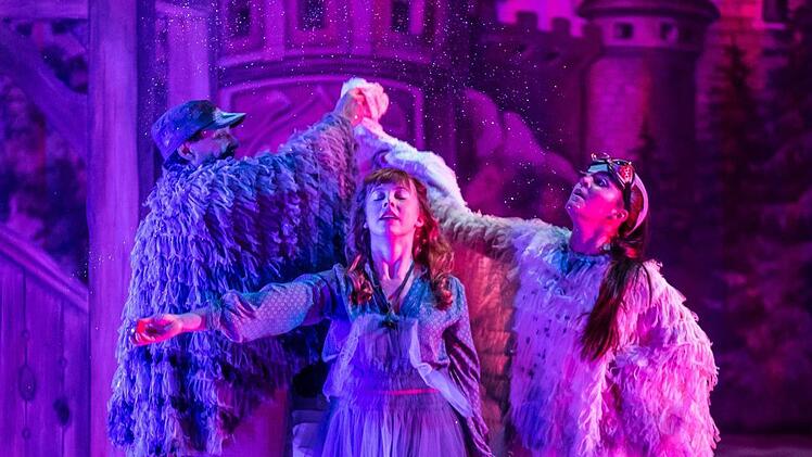 Das Aschenbrödel (Maren Kraus) uund seine Tauben (Luisa Maria Schmidt und Boris Stark). Sebastian Buff
