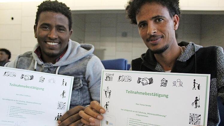 Zwei Männer, die exemplarisch und freudig für zehn stehen: Kiflon Tesfhlem und Yonas Sereke haben ihr Wissen über den Wohnungsmarkt in Deutschland aufgemöbelt. Fotos: Markus Häggberg