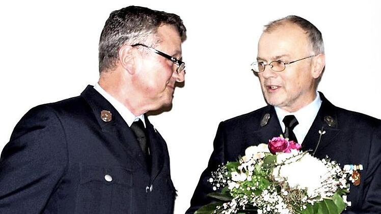 Oliver Schüßler (links) wurde vom Kommandant Burkhardt Niepelt und der aktiven Mannschaft verabschiedet.  Fotos: Richard Sänger