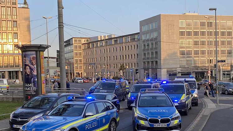 In der Nürnberger Innenstadt läuft derzeit ein größerer Polizeieinsatz.