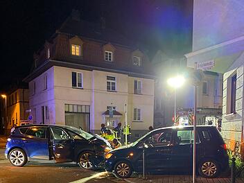 Autofahrer (30) missachtet Vorfahrt - Unfall mit f&uuml;nf Verletzten in Coburg