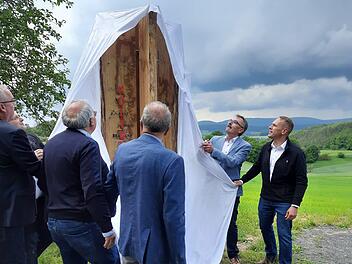 Eine Stele, gelegen an der Hermannsruh in Stralsbach, symbolisiert die Vielfalt und die Zusammenarbeit in der Region.