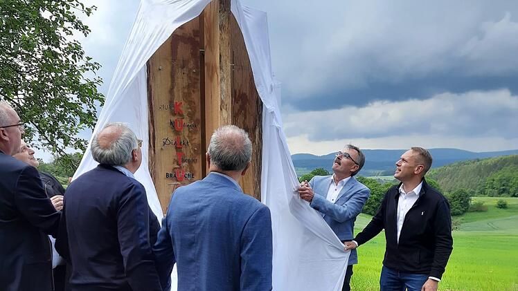 Eine Stele, gelegen an der Hermannsruh in Stralsbach, symbolisiert die Vielfalt und die Zusammenarbeit in der Region.
