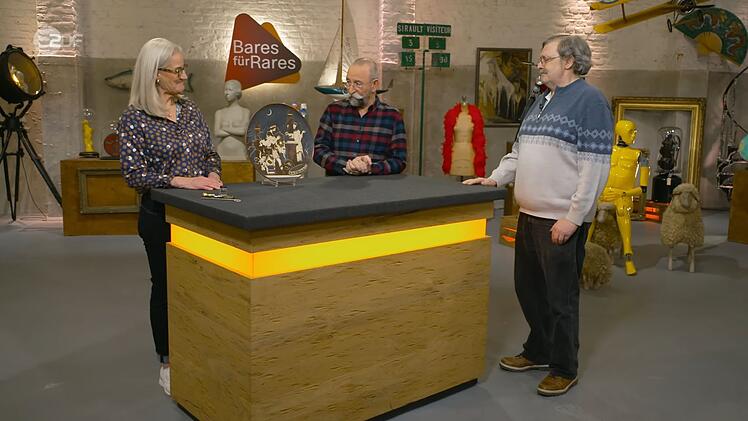 Ein Wandteller, vererbt von der Schwiegermutter, stand zu Verkauf. Das dekorative Stück von Villeroy & Boch stammte aus dem Jahr 1895. Friederike Werner schätzte ihn auf 200 bis 250 Euro.