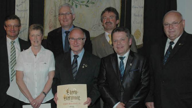 Der BLSV zeichnete einige TSV-Mitglieder für ihr Engagement in der Vereinsführung mit Ehrennadeln aus (von links): Roland Eichner, Doris Kratschmann, Vorsitzender Volker Zipprich, Dieter Heinke, Eberhard Fröbel, Michael Büttner und Peter Rückert.