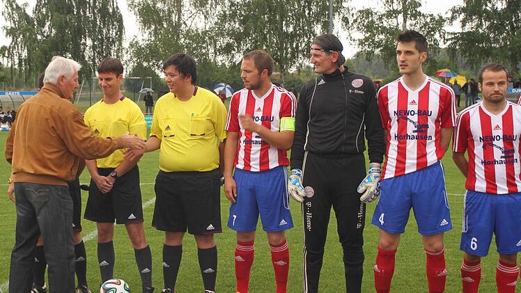 Alt-Nationalspieler Luggi Müller (links) schüttelte allen Teilnehmern des Benefizsspiels die Hand.