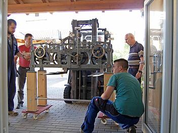 Kurz vor dem Ziel: Die Premicher Kirchturmuhr auf dem Weg zum neuen Platz im Pfarrheim. Foto: Hubert Herbert