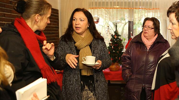 Grünen-Kreisrätin Barbara Müllich (im Hintergrund) wohnt neben der Unterkunft und hat gute Erfahrungen gemacht. Foto: Barbara Herbst