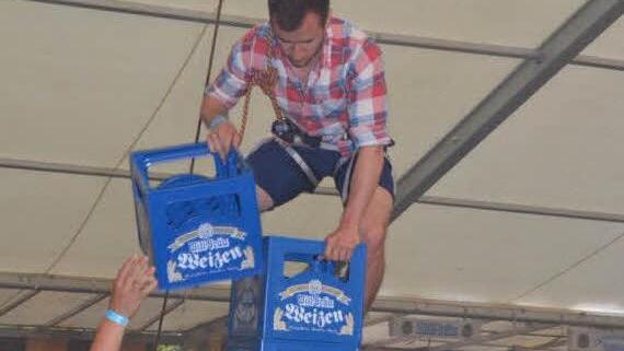 Tobias Rüttiger von der Kirmesgesellschaft Oberbach betätigt sich bei der Kirmesbattle als Bierkisten-"Hochstapler".  Foto: Sebastian Schmitt-Mathea