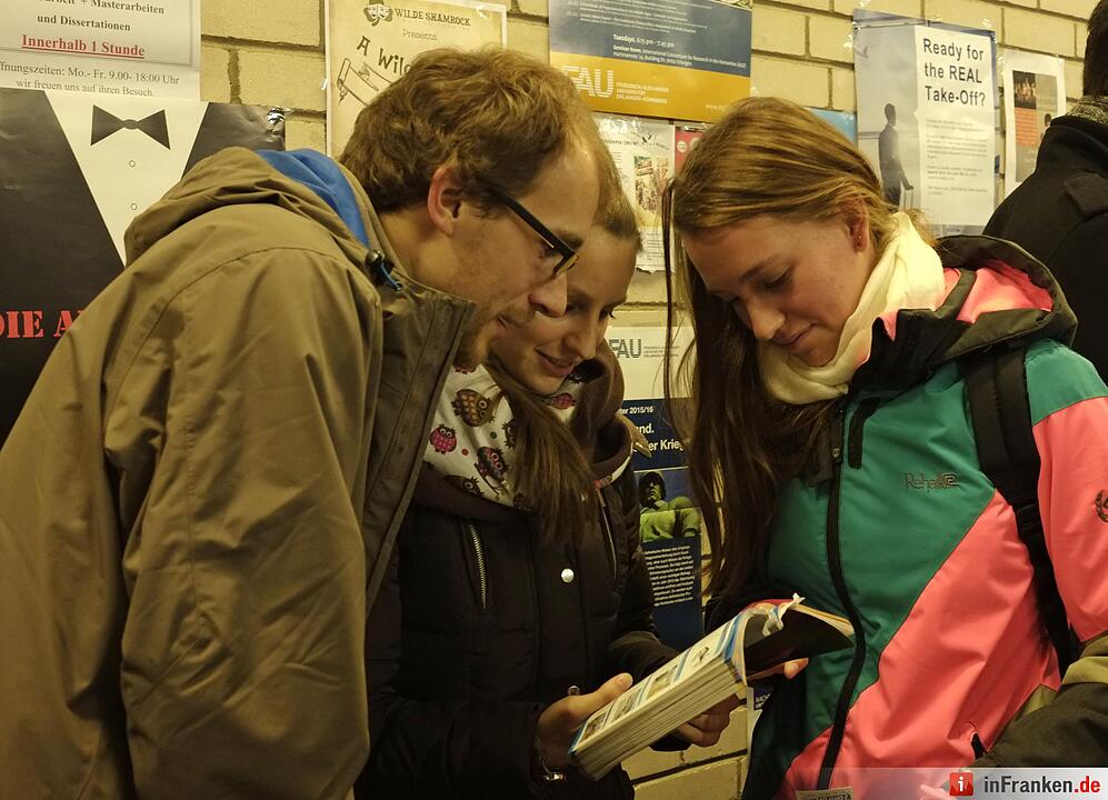 Henrik Tatjana und Nicole studieren das Programmheft der Langen Nacht